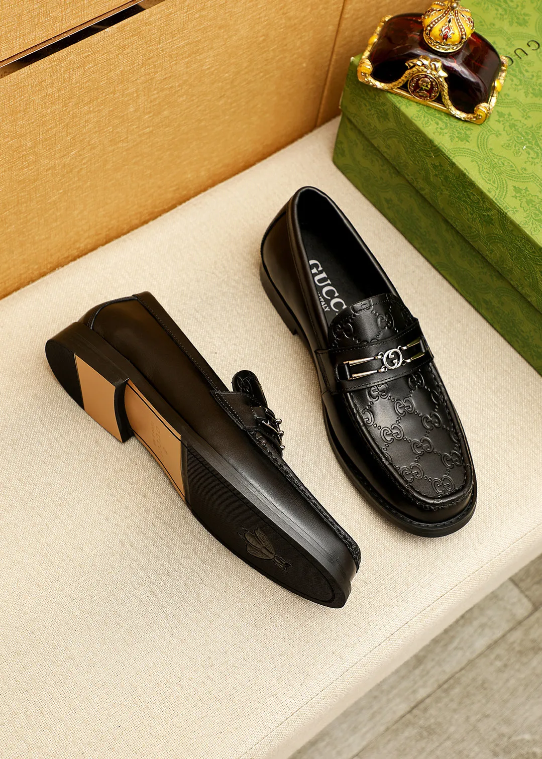 Men's shoes 💰480 💐 Product trademark: GUCCI "Gucci" casual leather shoes Regular size: 38-44 (45.46🉑️customized) Product materials: Selected imported first-layer calfskin embossed upper + luxury hardware buckle, imported water-dyed cowhide leather lining. Strong three-dimensional visual effect, original outsole color: 2 colors available
